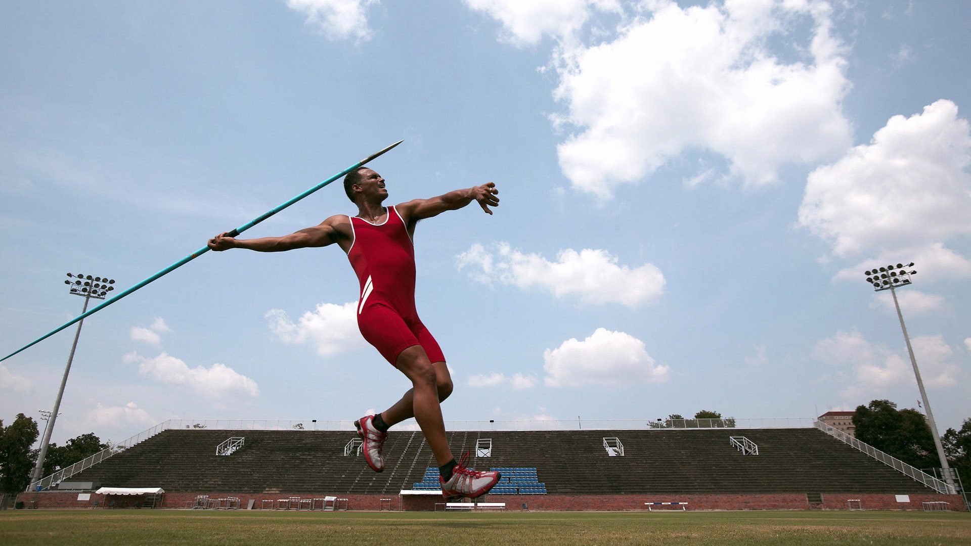 世纪会师!F1新赛季揭幕战惊现地理谜题,美国何以在摩洛哥主场稳稳取胜?